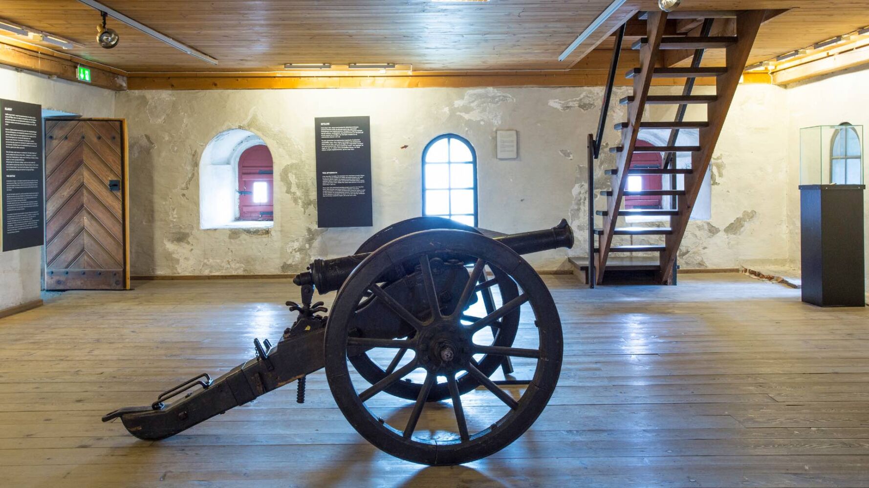 Kanonloftet med kanonene er gøy for barn. Rosenkrantztårnet på Bergenhus Festning. Bymuseet i Bergen.