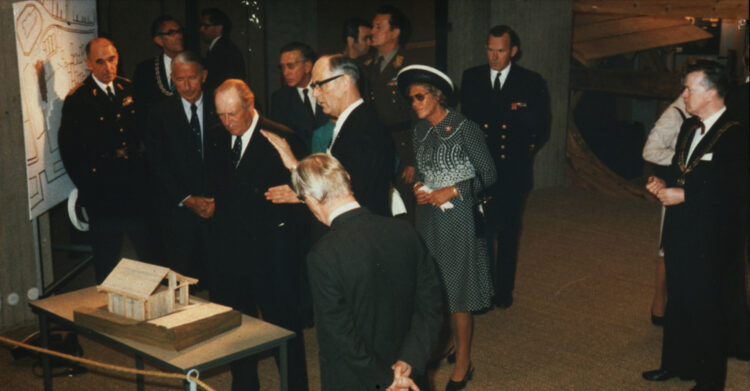Bryggen Museum åpnes i 1976 med Kong Olav som gjest.